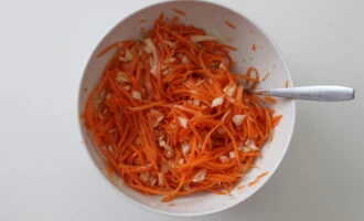 Фото приготовления рецепта: Морковь по-корейски в банке - шаг №4