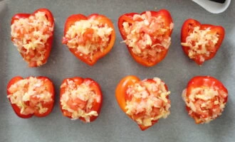 Фото приготовления рецепта: Перец фаршированный с помидорами и сыром - шаг №5