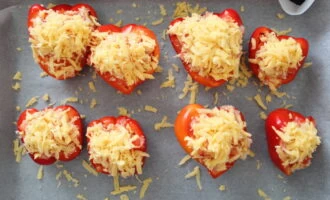 Фото приготовления рецепта: Перец фаршированный с помидорами и сыром - шаг №6