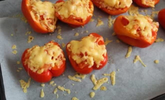 Фото приготовления рецепта: Перец фаршированный с помидорами и сыром - шаг №7