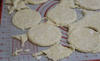 Фото приготовления рецепта: Творожные пирожки с мармеладом - шаг №5