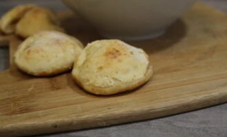 Фото приготовления рецепта: Творожные пирожки с мармеладом - шаг №7