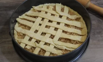 Фото приготовления рецепта: Яблочный пирог из песочного теста - шаг №11