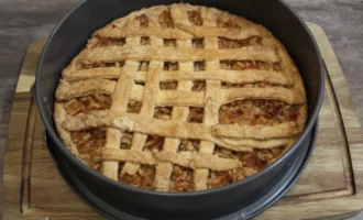 Фото приготовления рецепта: Яблочный пирог из песочного теста - шаг №12