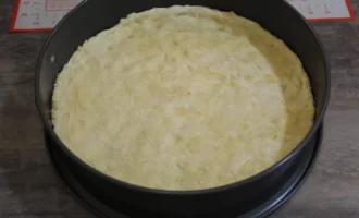 Фото приготовления рецепта: Яблочный пирог из песочного теста - шаг №8
