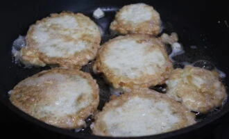 Фото приготовления рецепта: Жареные баклажаны в кляре - шаг №3