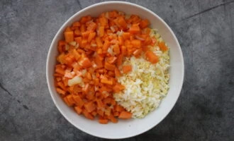 Фото приготовления рецепта: Печеночный салат - шаг №3