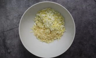 Фото приготовления рецепта: Салат с сыром и сухариками Монастырская трапеза - шаг №3