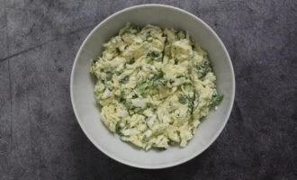 Фото приготовления рецепта: Салат с сыром и сухариками Монастырская трапеза - шаг №5