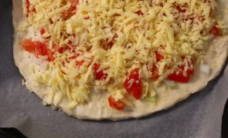 Фото приготовления рецепта: Итальянская пицца с перцем - шаг №5