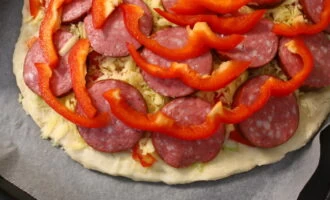Фото приготовления рецепта: Итальянская пицца с перцем - шаг №7
