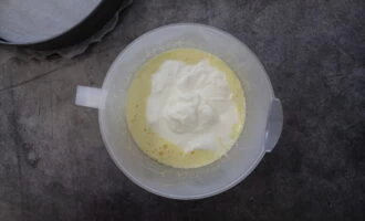 Фото приготовления рецепта: Йогуртовый пирог с крыжовником - шаг №3
