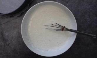 Фото приготовления рецепта: Йогуртовый пирог с крыжовником - шаг №6