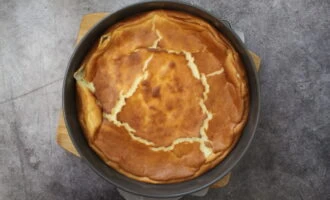 Фото приготовления рецепта: Йогуртовый пирог с крыжовником - шаг №8
