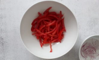 Фото приготовления рецепта: Качумбари (салат из помидоров и красного лука) - шаг №2