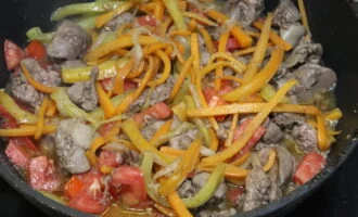 Фото приготовления рецепта: Куриная печень с помидорами и сладким перцем - шаг №4