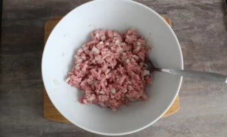 Фото приготовления рецепта: Тефтели с рисом в сметанном соусе - шаг №3