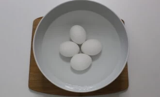 Фото приготовления рецепта: Яйца в мешочек - шаг №3