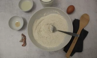 Фото приготовления рецепта: Пампушки с чесноком на молоке - шаг №3