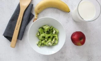 Фото приготовления рецепта: Смузи киви банан яблоко - шаг №2