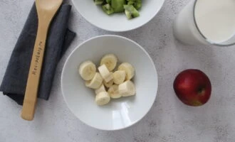 Фото приготовления рецепта: Смузи киви банан яблоко - шаг №3