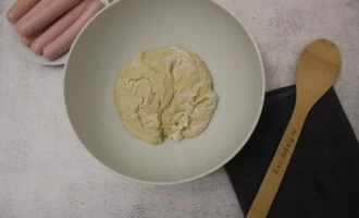 Фото приготовления рецепта: Сосиски в тесте жареные на сковороде - шаг №3