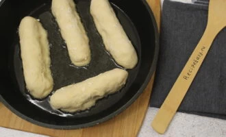 Фото приготовления рецепта: Сосиски в тесте жареные на сковороде - шаг №6