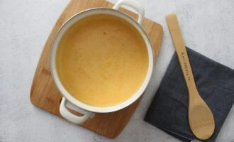 Фото приготовления рецепта: Тыквенный суп пюре классический со сливками - шаг №7