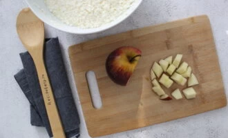 Фото приготовления рецепта: Яблочная запеканка - шаг №4