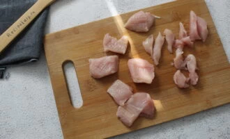 Фото приготовления рецепта: Куриный бефстроганов со сметаной - шаг №1