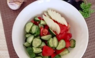 Фото приготовления рецепта: Овощной салат с кунжутом - шаг №3