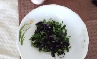 Фото приготовления рецепта: Овощной салат с кунжутом - шаг №4