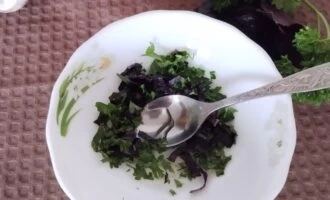 Фото приготовления рецепта: Овощной салат с кунжутом - шаг №5