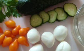 Фото приготовления рецепта: Салат из огурцов с сыром и черри - шаг №1