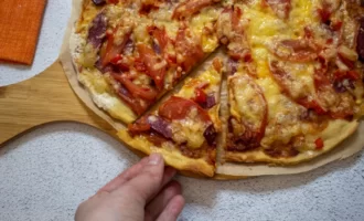 Дрожжевая пицца с помидорами и сыром