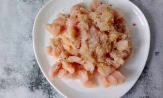 Фото приготовления рецепта: Закуска из лаваша с курицей, сыром и корейской морковью - шаг №2