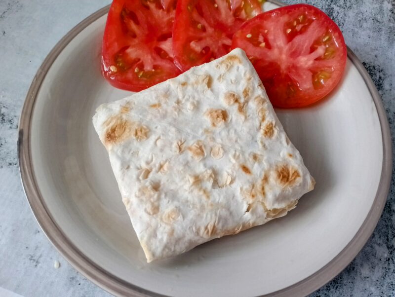 Закуска из лаваша с курицей, сыром и корейской морковью