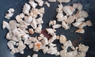 Фото приготовления рецепта: Закуска из лаваша с курицей, сыром и корейской морковью - шаг №3