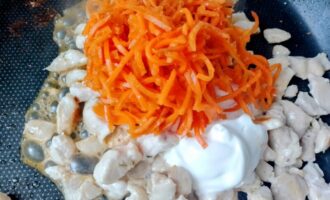 Фото приготовления рецепта: Закуска из лаваша с курицей, сыром и корейской морковью - шаг №4