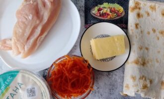 Фото приготовления рецепта: Закуска из лаваша с курицей, сыром и корейской морковью - шаг №1