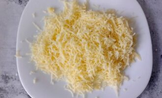Фото приготовления рецепта: Закуска из лаваша с курицей, сыром и корейской морковью - шаг №5