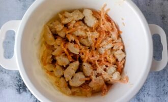 Фото приготовления рецепта: Закуска из лаваша с курицей, сыром и корейской морковью - шаг №6