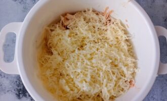 Фото приготовления рецепта: Закуска из лаваша с курицей, сыром и корейской морковью - шаг №7