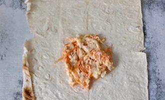 Фото приготовления рецепта: Закуска из лаваша с курицей, сыром и корейской морковью - шаг №8