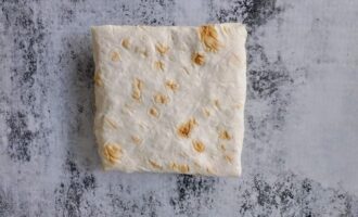 Фото приготовления рецепта: Закуска из лаваша с курицей, сыром и корейской морковью - шаг №9