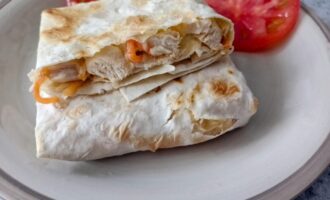 Фото приготовления рецепта: Закуска из лаваша с курицей, сыром и корейской морковью - шаг №10